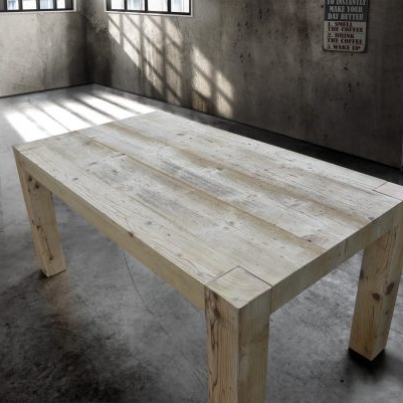 tempesta-tavolo-in-legno-vecchio